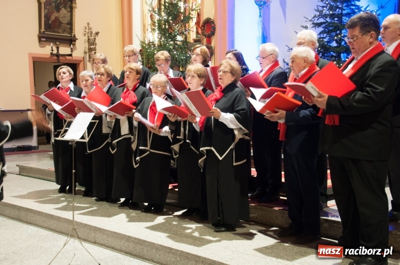 Zdjęcie w galerii na portalu naszraciborz.pl: Weihnachtskonzert – dziesięć chórów i zespołów na świątecznym koncercie DFK w markowickim kościele wiadomości z regionu