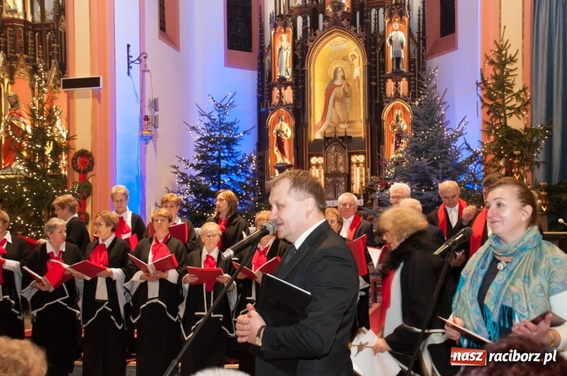Zdjęcie w galerii na portalu naszraciborz.pl: Weihnachtskonzert – dziesięć chórów i zespołów na świątecznym koncercie DFK w markowickim kościele wiadomości z regionu