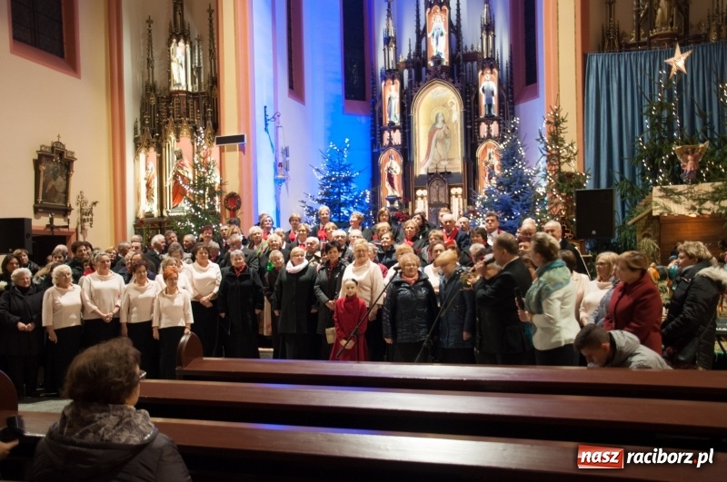 Zdjęcie w galerii na portalu naszraciborz.pl: Weihnachtskonzert – dziesięć chórów i zespołów na świątecznym koncercie DFK w markowickim kościele wiadomości z regionu