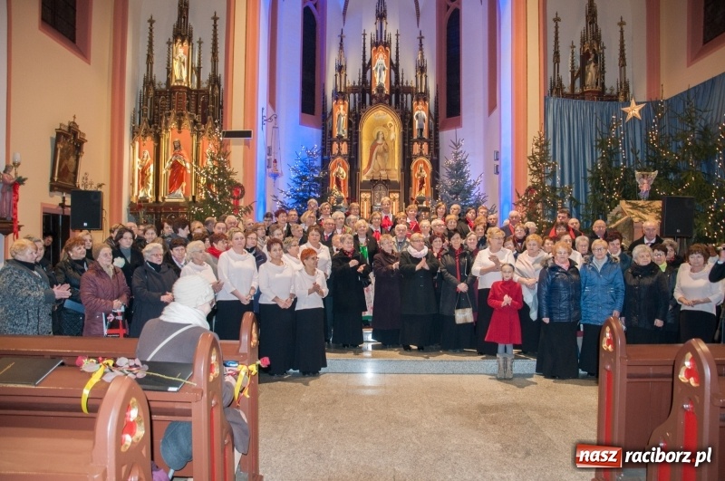 Zdjęcie w galerii na portalu naszraciborz.pl: Weihnachtskonzert – dziesięć chórów i zespołów na świątecznym koncercie DFK w markowickim kościele wiadomości z regionu