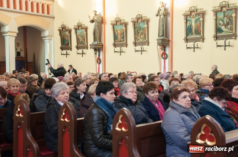 Zdjęcie w galerii na portalu naszraciborz.pl: Weihnachtskonzert – dziesięć chórów i zespołów na świątecznym koncercie DFK w markowickim kościele wiadomości z regionu