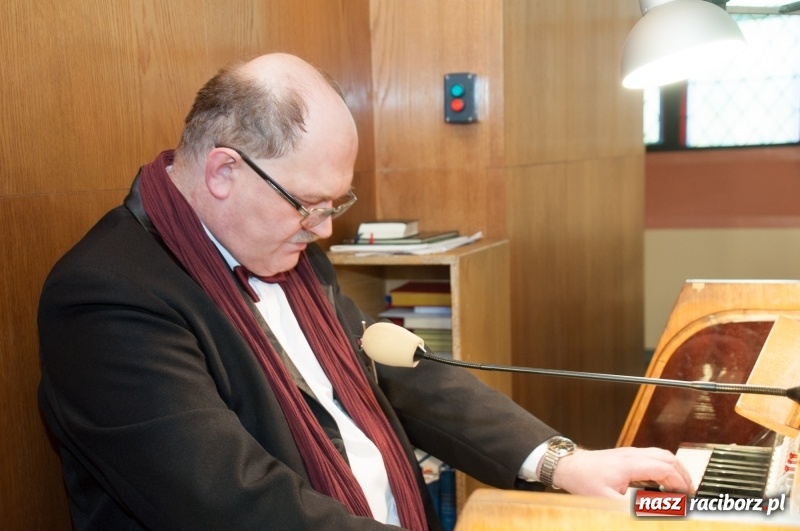 Zdjęcie w galerii na portalu naszraciborz.pl: Weihnachtskonzert – dziesięć chórów i zespołów na świątecznym koncercie DFK w markowickim kościele wiadomości z regionu