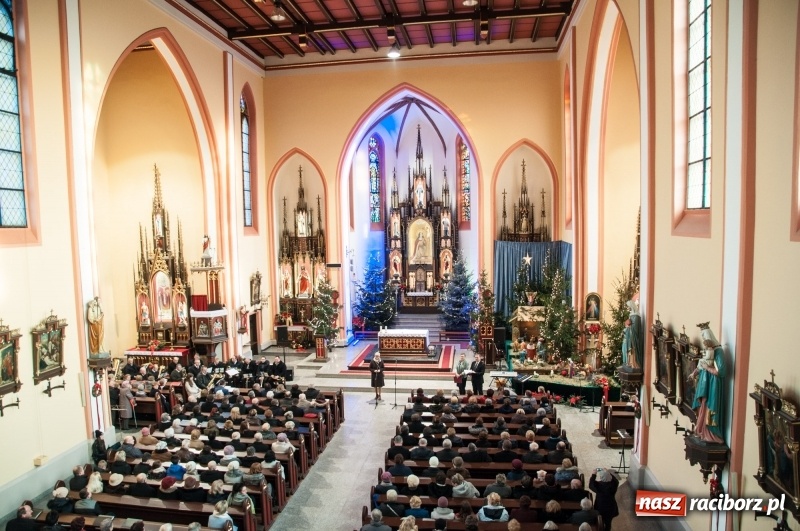 Zdjęcie w galerii na portalu naszraciborz.pl: Weihnachtskonzert – dziesięć chórów i zespołów na świątecznym koncercie DFK w markowickim kościele wiadomości z regionu