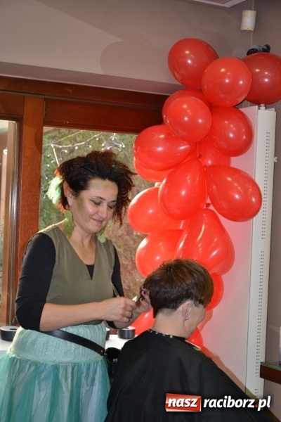 Zdjęcie w galerii na portalu naszraciborz.pl: Orkiestrowe cięcie - fryzjerki ze Studia Sztuki Fryzjerskiej Luiza zagrały dla WOŚP  wiadomości z regionu