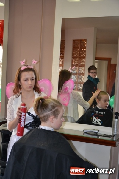 Zdjęcie w galerii na portalu naszraciborz.pl: Orkiestrowe cięcie - fryzjerki ze Studia Sztuki Fryzjerskiej Luiza zagrały dla WOŚP  wiadomości z regionu