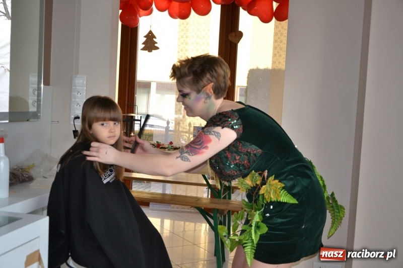 Zdjęcie w galerii na portalu naszraciborz.pl: Orkiestrowe cięcie - fryzjerki ze Studia Sztuki Fryzjerskiej Luiza zagrały dla WOŚP  wiadomości z regionu