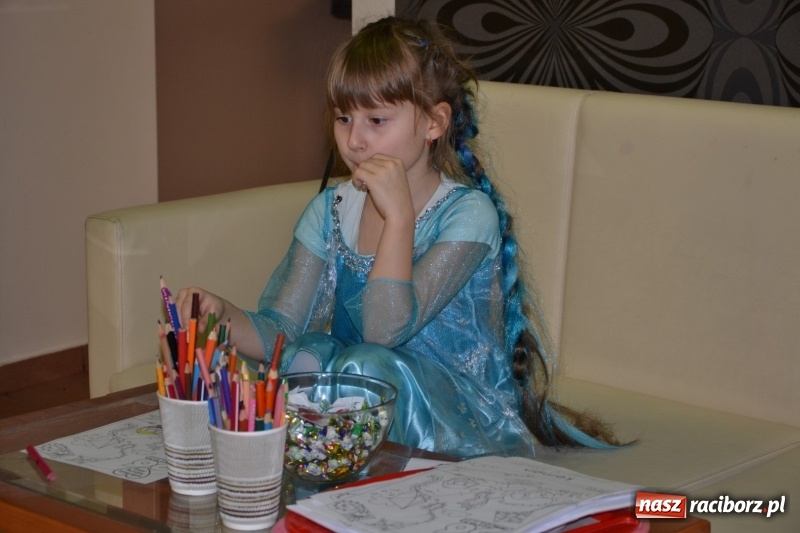 Zdjęcie w galerii na portalu naszraciborz.pl: Orkiestrowe cięcie - fryzjerki ze Studia Sztuki Fryzjerskiej Luiza zagrały dla WOŚP  wiadomości z regionu