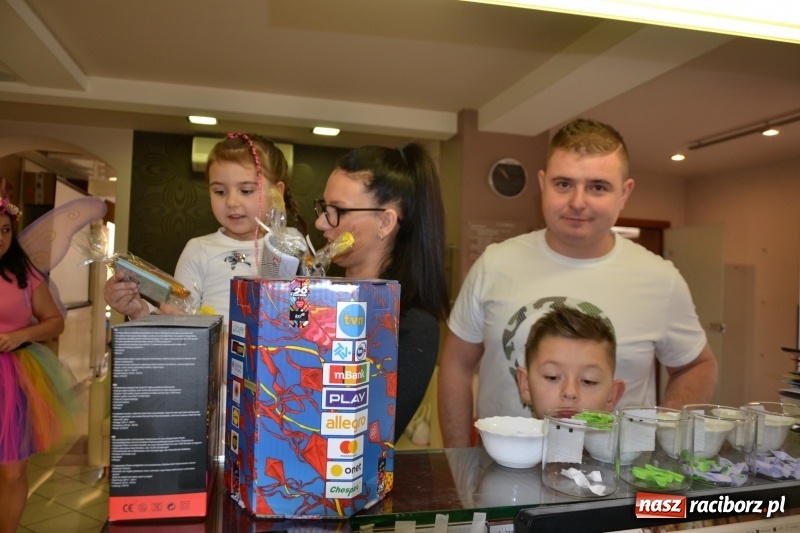 Zdjęcie w galerii na portalu naszraciborz.pl: Orkiestrowe cięcie - fryzjerki ze Studia Sztuki Fryzjerskiej Luiza zagrały dla WOŚP  wiadomości z regionu