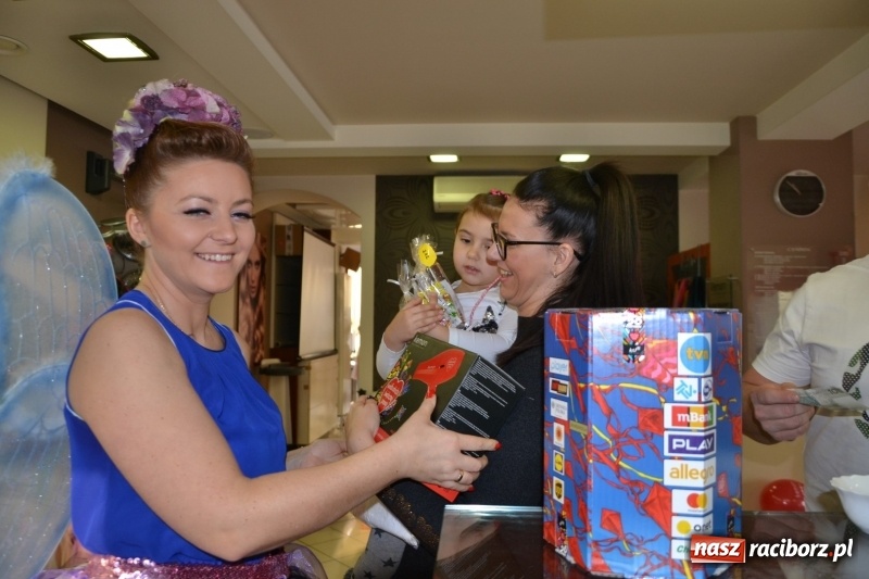 Zdjęcie w galerii na portalu naszraciborz.pl: Orkiestrowe cięcie - fryzjerki ze Studia Sztuki Fryzjerskiej Luiza zagrały dla WOŚP  wiadomości z regionu