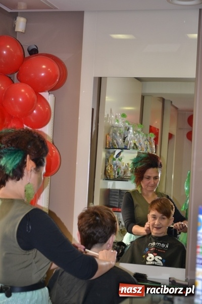 Zdjęcie w galerii na portalu naszraciborz.pl: Orkiestrowe cięcie - fryzjerki ze Studia Sztuki Fryzjerskiej Luiza zagrały dla WOŚP  wiadomości z regionu