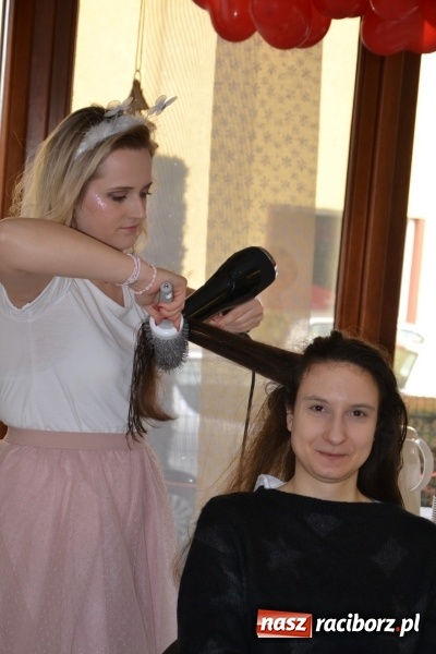Zdjęcie w galerii na portalu naszraciborz.pl: Orkiestrowe cięcie - fryzjerki ze Studia Sztuki Fryzjerskiej Luiza zagrały dla WOŚP  wiadomości z regionu