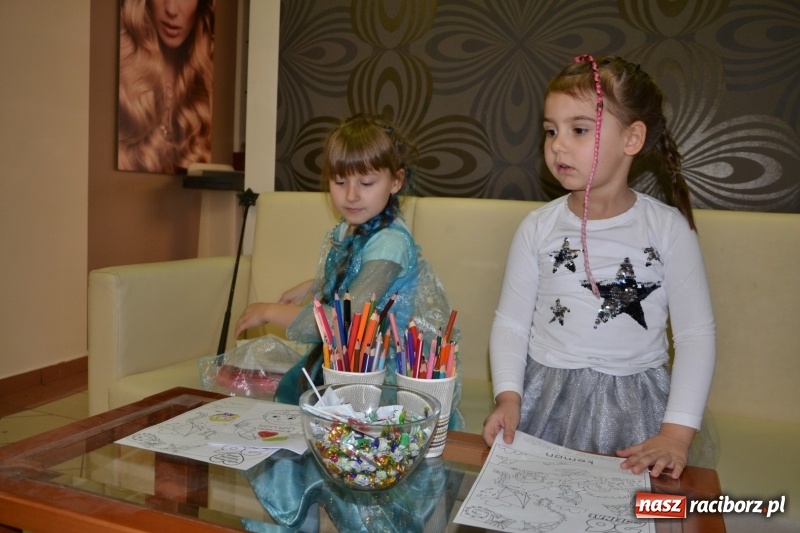 Zdjęcie w galerii na portalu naszraciborz.pl: Orkiestrowe cięcie - fryzjerki ze Studia Sztuki Fryzjerskiej Luiza zagrały dla WOŚP  wiadomości z regionu