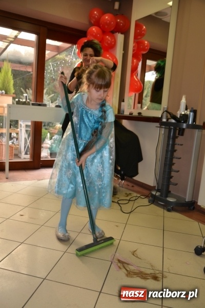 Zdjęcie w galerii na portalu naszraciborz.pl: Orkiestrowe cięcie - fryzjerki ze Studia Sztuki Fryzjerskiej Luiza zagrały dla WOŚP  wiadomości z regionu