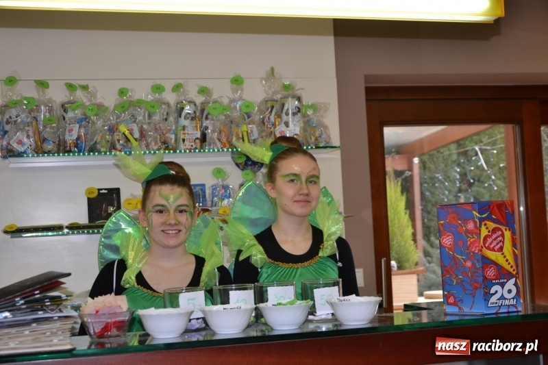 Zdjęcie w galerii na portalu naszraciborz.pl: Orkiestrowe cięcie - fryzjerki ze Studia Sztuki Fryzjerskiej Luiza zagrały dla WOŚP  wiadomości z regionu