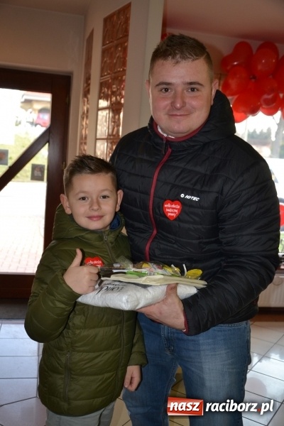 Zdjęcie w galerii na portalu naszraciborz.pl: Orkiestrowe cięcie - fryzjerki ze Studia Sztuki Fryzjerskiej Luiza zagrały dla WOŚP  wiadomości z regionu