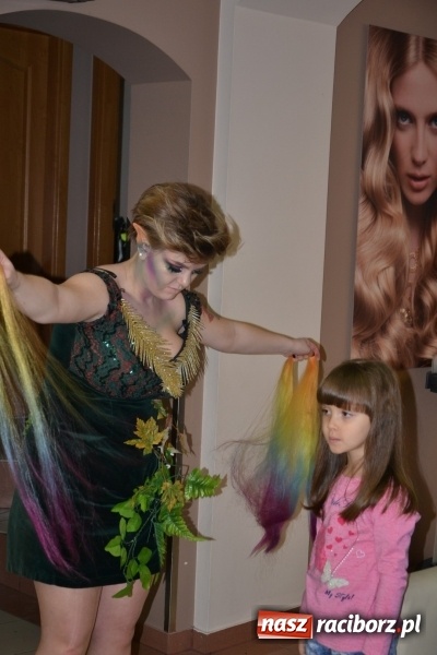 Zdjęcie w galerii na portalu naszraciborz.pl: Orkiestrowe cięcie - fryzjerki ze Studia Sztuki Fryzjerskiej Luiza zagrały dla WOŚP  wiadomości z regionu