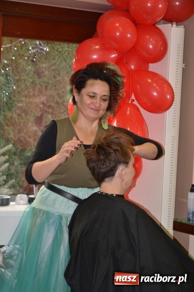 Zdjęcie w galerii na portalu naszraciborz.pl: Orkiestrowe cięcie - fryzjerki ze Studia Sztuki Fryzjerskiej Luiza zagrały dla WOŚP  wiadomości z regionu