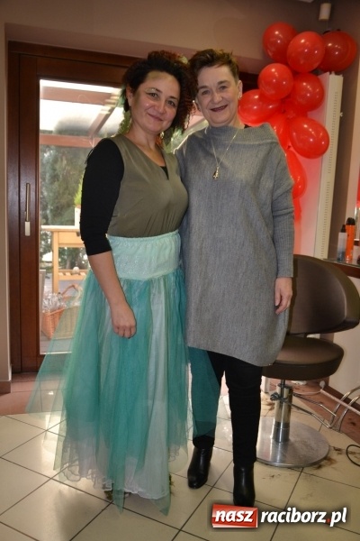 Zdjęcie w galerii na portalu naszraciborz.pl: Orkiestrowe cięcie - fryzjerki ze Studia Sztuki Fryzjerskiej Luiza zagrały dla WOŚP  wiadomości z regionu