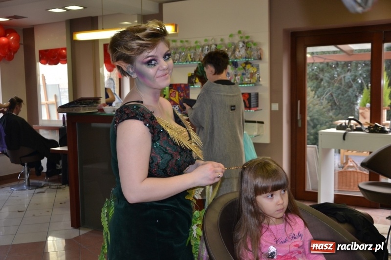 Zdjęcie w galerii na portalu naszraciborz.pl: Orkiestrowe cięcie - fryzjerki ze Studia Sztuki Fryzjerskiej Luiza zagrały dla WOŚP  wiadomości z regionu