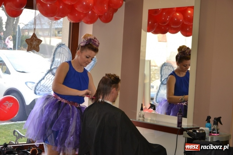 Zdjęcie w galerii na portalu naszraciborz.pl: Orkiestrowe cięcie - fryzjerki ze Studia Sztuki Fryzjerskiej Luiza zagrały dla WOŚP  wiadomości z regionu
