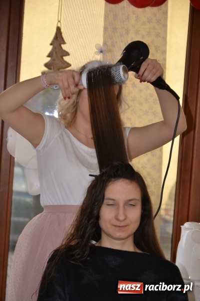 Zdjęcie w galerii na portalu naszraciborz.pl: Orkiestrowe cięcie - fryzjerki ze Studia Sztuki Fryzjerskiej Luiza zagrały dla WOŚP  wiadomości z regionu