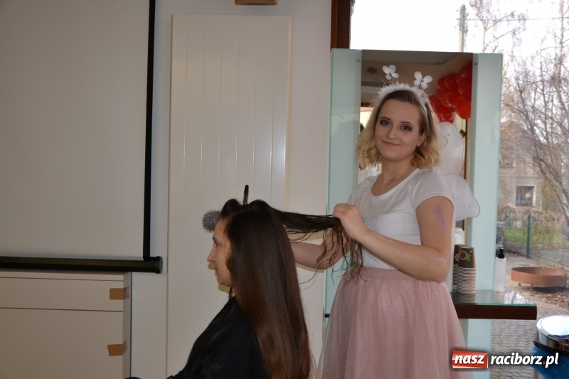 Zdjęcie w galerii na portalu naszraciborz.pl: Orkiestrowe cięcie - fryzjerki ze Studia Sztuki Fryzjerskiej Luiza zagrały dla WOŚP  wiadomości z regionu