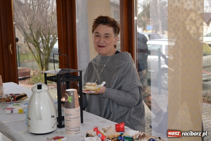 Zdjęcie w galerii na portalu naszraciborz.pl: Orkiestrowe cięcie - fryzjerki ze Studia Sztuki Fryzjerskiej Luiza zagrały dla WOŚP  wiadomości z regionu