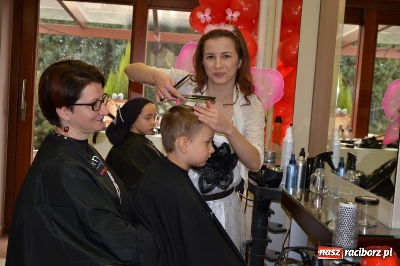 Zdjęcie w galerii na portalu naszraciborz.pl: Orkiestrowe cięcie - fryzjerki ze Studia Sztuki Fryzjerskiej Luiza zagrały dla WOŚP  wiadomości z regionu