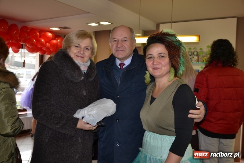 Zdjęcie w galerii na portalu naszraciborz.pl: Orkiestrowe cięcie - fryzjerki ze Studia Sztuki Fryzjerskiej Luiza zagrały dla WOŚP  wiadomości z regionu