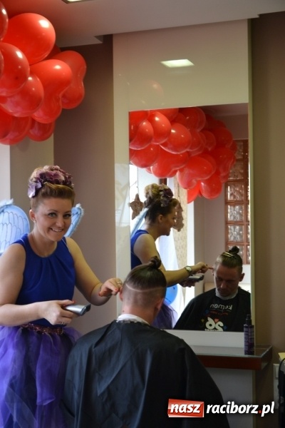 Zdjęcie w galerii na portalu naszraciborz.pl: Orkiestrowe cięcie - fryzjerki ze Studia Sztuki Fryzjerskiej Luiza zagrały dla WOŚP  wiadomości z regionu