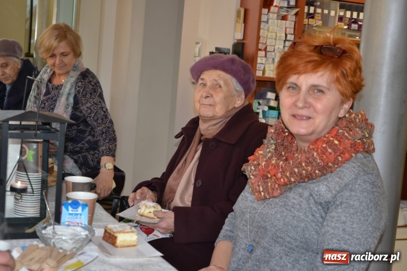 Zdjęcie w galerii na portalu naszraciborz.pl: Orkiestrowe cięcie - fryzjerki ze Studia Sztuki Fryzjerskiej Luiza zagrały dla WOŚP  wiadomości z regionu