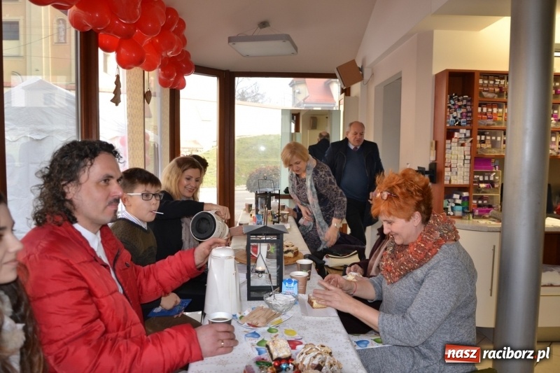 Zdjęcie w galerii na portalu naszraciborz.pl: Orkiestrowe cięcie - fryzjerki ze Studia Sztuki Fryzjerskiej Luiza zagrały dla WOŚP  wiadomości z regionu