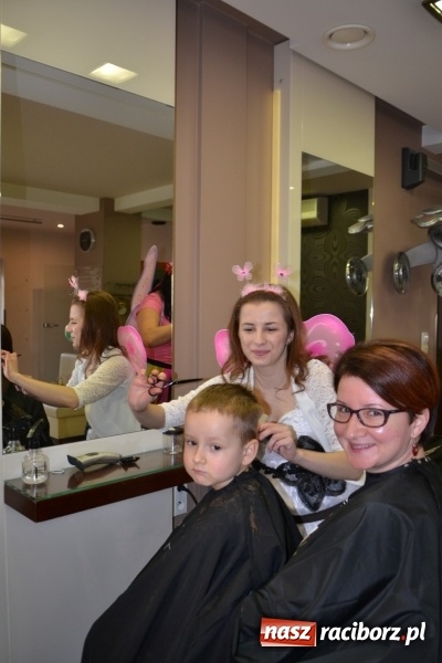 Zdjęcie w galerii na portalu naszraciborz.pl: Orkiestrowe cięcie - fryzjerki ze Studia Sztuki Fryzjerskiej Luiza zagrały dla WOŚP  wiadomości z regionu