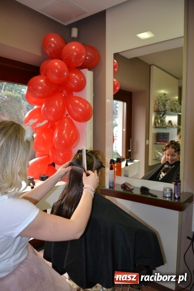 Zdjęcie w galerii na portalu naszraciborz.pl: Orkiestrowe cięcie - fryzjerki ze Studia Sztuki Fryzjerskiej Luiza zagrały dla WOŚP  wiadomości z regionu