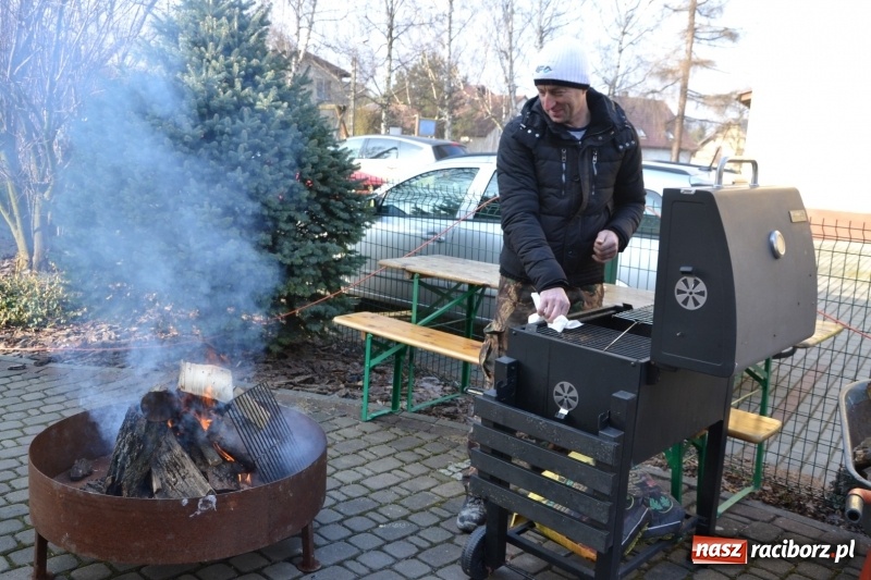 Zdjęcie w galerii na portalu naszraciborz.pl: Orkiestrowe cięcie - fryzjerki ze Studia Sztuki Fryzjerskiej Luiza zagrały dla WOŚP  wiadomości z regionu