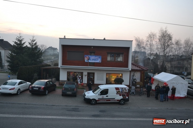 Zdjęcie w galerii na portalu naszraciborz.pl: Orkiestrowe cięcie - fryzjerki ze Studia Sztuki Fryzjerskiej Luiza zagrały dla WOŚP  wiadomości z regionu