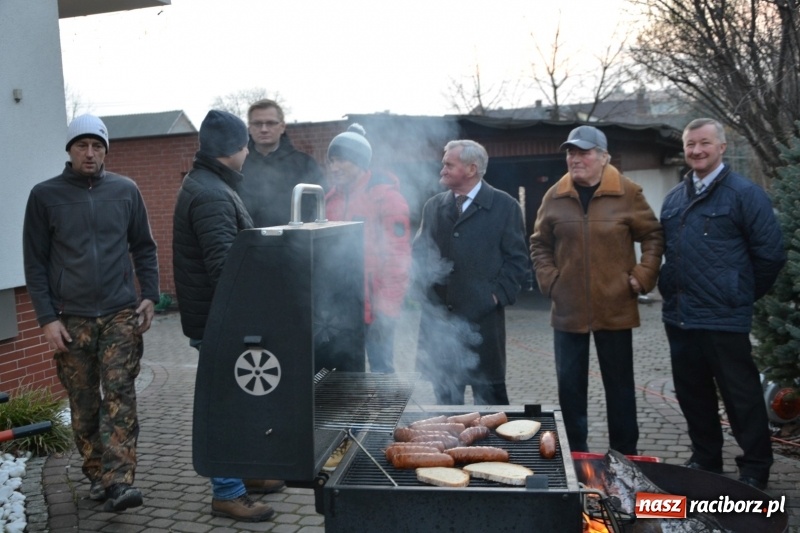 Zdjęcie w galerii na portalu naszraciborz.pl: Orkiestrowe cięcie - fryzjerki ze Studia Sztuki Fryzjerskiej Luiza zagrały dla WOŚP  wiadomości z regionu