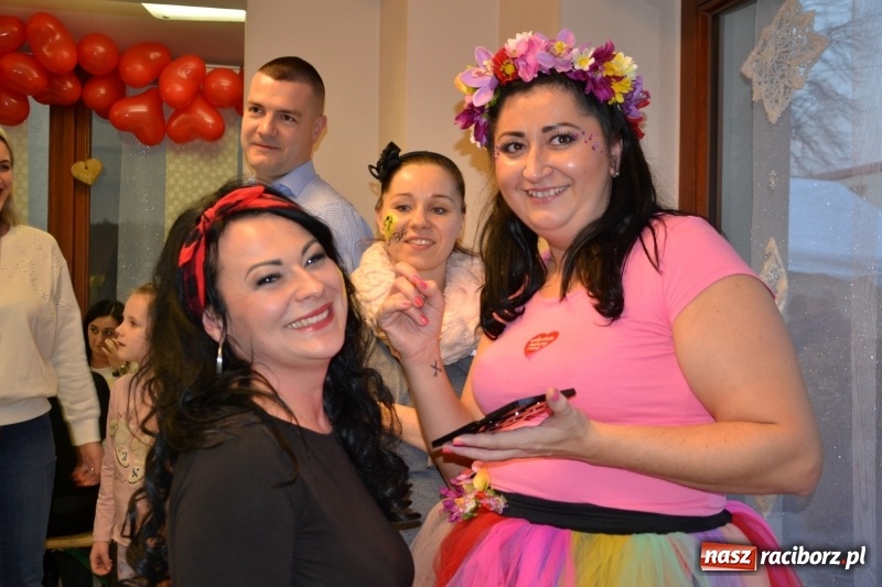 Zdjęcie w galerii na portalu naszraciborz.pl: Orkiestrowe cięcie - fryzjerki ze Studia Sztuki Fryzjerskiej Luiza zagrały dla WOŚP  wiadomości z regionu