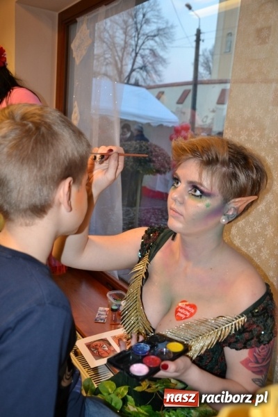 Zdjęcie w galerii na portalu naszraciborz.pl: Orkiestrowe cięcie - fryzjerki ze Studia Sztuki Fryzjerskiej Luiza zagrały dla WOŚP  wiadomości z regionu