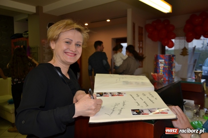 Zdjęcie w galerii na portalu naszraciborz.pl: Orkiestrowe cięcie - fryzjerki ze Studia Sztuki Fryzjerskiej Luiza zagrały dla WOŚP  wiadomości z regionu