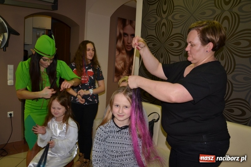 Zdjęcie w galerii na portalu naszraciborz.pl: Orkiestrowe cięcie - fryzjerki ze Studia Sztuki Fryzjerskiej Luiza zagrały dla WOŚP  wiadomości z regionu