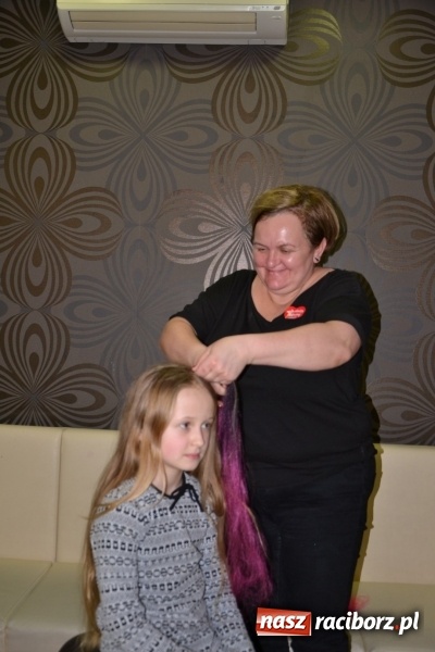 Zdjęcie w galerii na portalu naszraciborz.pl: Orkiestrowe cięcie - fryzjerki ze Studia Sztuki Fryzjerskiej Luiza zagrały dla WOŚP  wiadomości z regionu