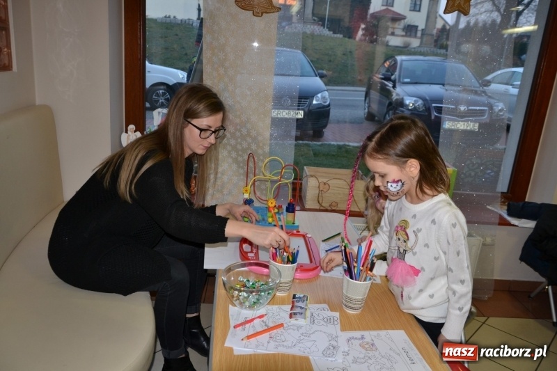 Zdjęcie w galerii na portalu naszraciborz.pl: Orkiestrowe cięcie - fryzjerki ze Studia Sztuki Fryzjerskiej Luiza zagrały dla WOŚP  wiadomości z regionu