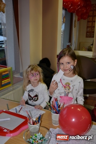 Zdjęcie w galerii na portalu naszraciborz.pl: Orkiestrowe cięcie - fryzjerki ze Studia Sztuki Fryzjerskiej Luiza zagrały dla WOŚP  wiadomości z regionu