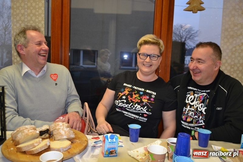 Zdjęcie w galerii na portalu naszraciborz.pl: Orkiestrowe cięcie - fryzjerki ze Studia Sztuki Fryzjerskiej Luiza zagrały dla WOŚP  wiadomości z regionu