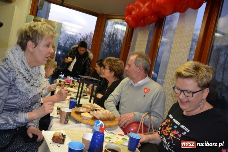 Zdjęcie w galerii na portalu naszraciborz.pl: Orkiestrowe cięcie - fryzjerki ze Studia Sztuki Fryzjerskiej Luiza zagrały dla WOŚP  wiadomości z regionu