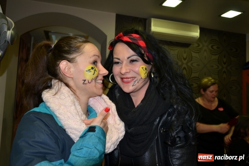 Zdjęcie w galerii na portalu naszraciborz.pl: Orkiestrowe cięcie - fryzjerki ze Studia Sztuki Fryzjerskiej Luiza zagrały dla WOŚP  wiadomości z regionu