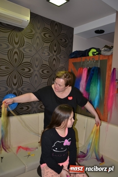 Zdjęcie w galerii na portalu naszraciborz.pl: Orkiestrowe cięcie - fryzjerki ze Studia Sztuki Fryzjerskiej Luiza zagrały dla WOŚP  wiadomości z regionu