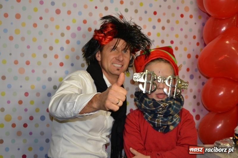 Zdjęcie w galerii na portalu naszraciborz.pl: Orkiestrowe cięcie - fryzjerki ze Studia Sztuki Fryzjerskiej Luiza zagrały dla WOŚP  wiadomości z regionu