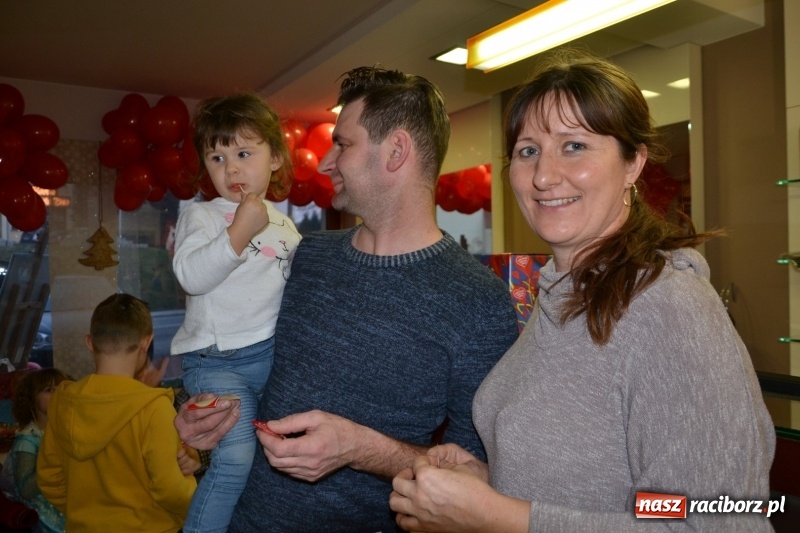 Zdjęcie w galerii na portalu naszraciborz.pl: Orkiestrowe cięcie - fryzjerki ze Studia Sztuki Fryzjerskiej Luiza zagrały dla WOŚP  wiadomości z regionu